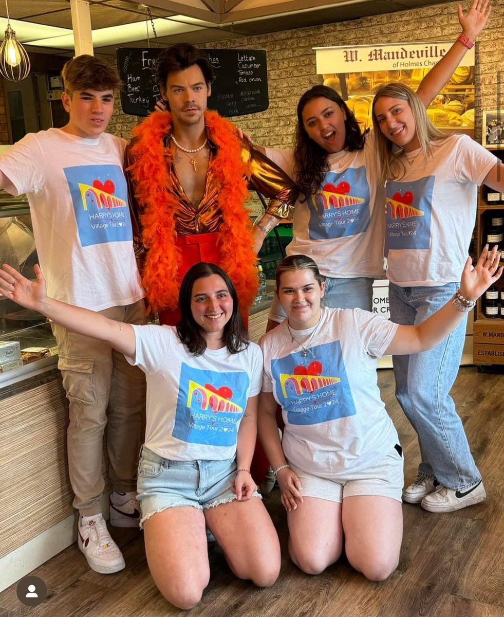 alisrrrydesigns's tweet image. is it just me but i lowkey find this a little embarrassing