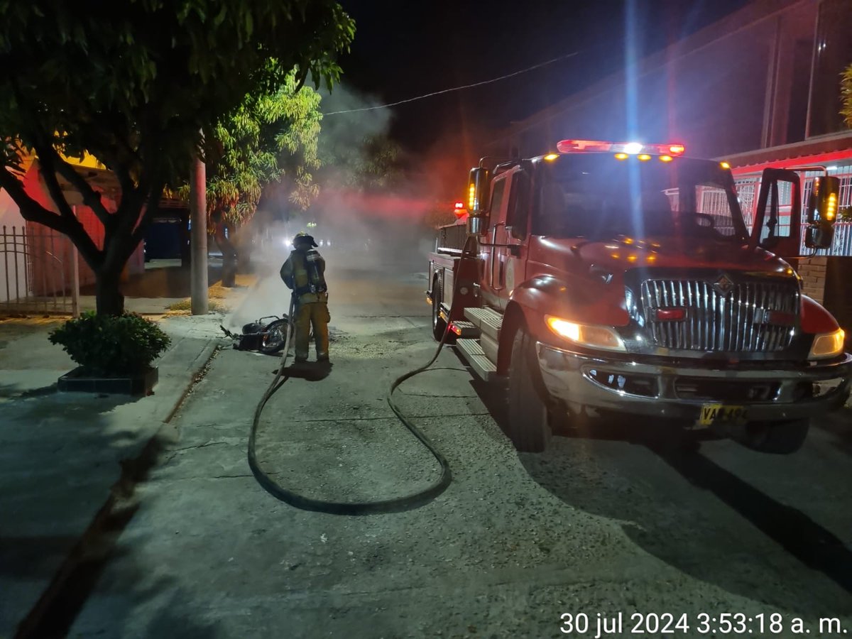 ValleduparDe's tweet photo. Incendio Vehicular carrera 23 con 19 https://t.co/Gtr5tYi2GC