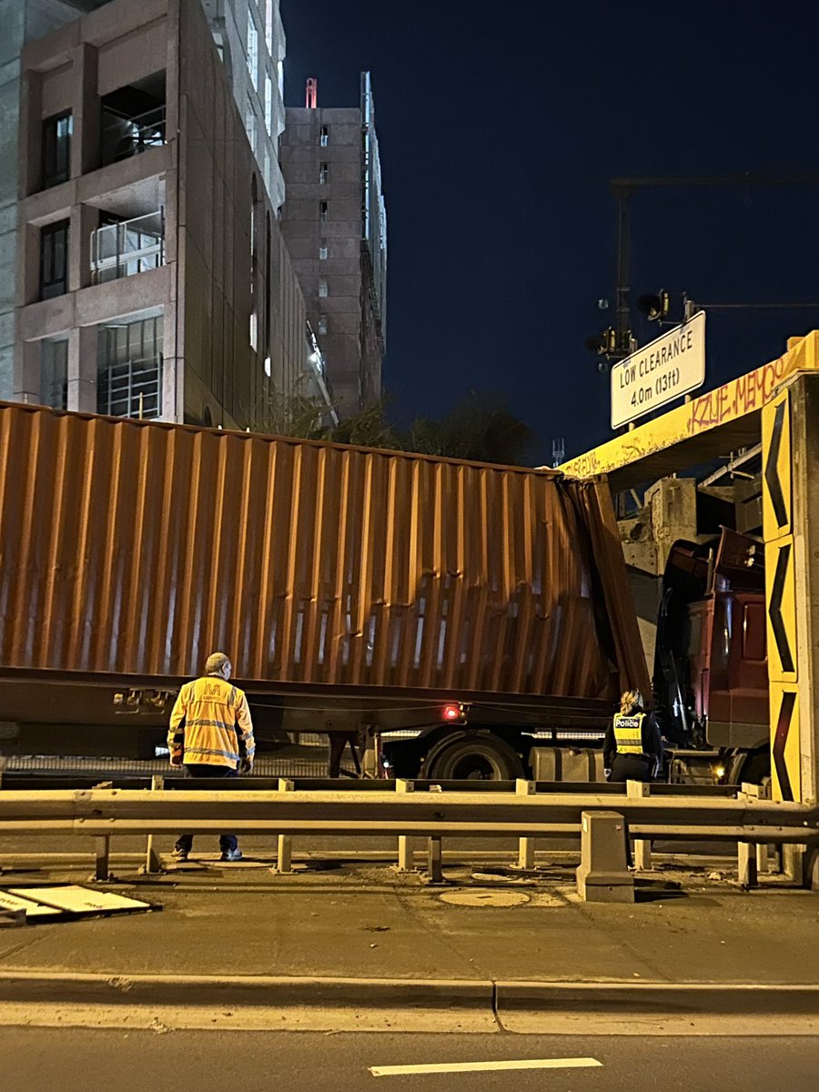 mtag_info's tweet photo. Ouch @NapierStBridge that’s a big truck! https://t.co/k7UN7rxRj9