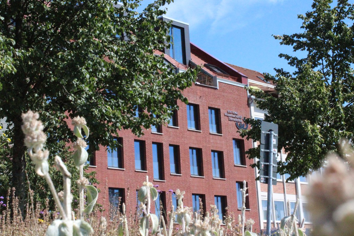 🎉 Endlich ist es soweit! Unser neuer Stiftungshauptsitz erstrahlt in voller Pracht – ohne Gerüst, mit sichtbarer Fassade und Logo. Ein großer Meilenstein auf unserem Weg. 

Wir freuen uns darauf, hier auch bald inspirierende Veranstaltungen mit euch zu erleben!🏢✨