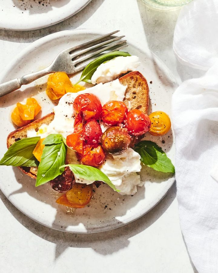 MarneysPub's tweet image. Brighten up your day with a delicious Burrata Pugliese, roasted cherry tomatoes, pine nuts, toasted sourdough and extra virgin olive oil. Perfect for sunny days and the perfect #pubgrub to enjoy your #outsidedining experience! #lookinggood
