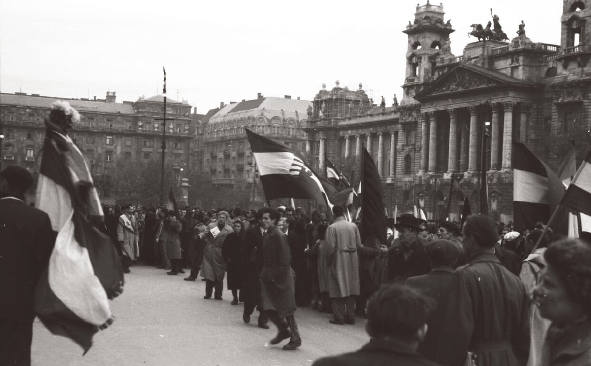 kalmantibs's tweet photo. You cannot buy the revolution.
You cannot make the revolution.
You can only be the revolution.
It is in your spirit, or it is nowhere.

― Ursula K. Le Guin, 1974

As the son of a 1956 Hungarian freedom fighter, I wholeheartedly endorse this message.

🙏🏼🌍🕊️

📷 English Literature https://t.co/7Lj7rfdswm