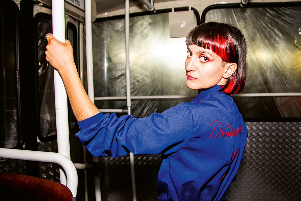 «Houbo outras vidas trans, bisexuais, lesbianas, gays... que habitaron Vigo. Antes de eu estar aquí, existían esas historias. Non se contan, pero existiron»

👉 <a href="/nuriavil2/">Nuria Vil 🎠 🌈 ela/eli</a> sobre 𝘋𝘦𝘭𝘪𝘯𝘤𝘶𝘦𝘯𝘵𝘦 | ✍️ <a href="/XianaFole/">xia</a> 📸 Xiana Quintas

📍Na #Luzes130 tenda.luzes.gal/tenda/luzes-13…