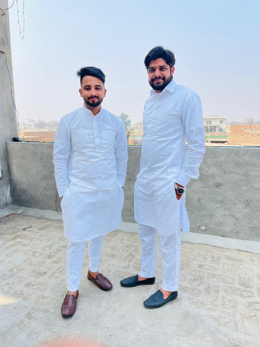 भाषा की देह में आँखें ध्वनि है
और मुस्कुराहट विज्ञान !!
#राही 
#कुर्ता_पजामा
आने दो सब😁
@GmailPoonia <a href="/Mukesh_gillRj/">Mr.Gill</a>