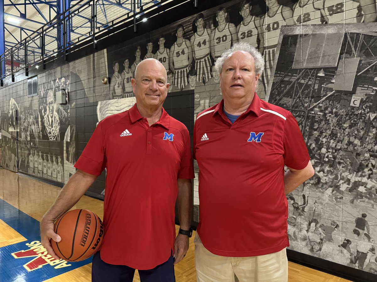 ArtesianNation's tweet photo. Artesian Hall of Famer, Purdue Alum and former NBA player/coach, Jerry Sichting, stopped by Wooden MS and the Glenn Curtis Gym with Mr Bell @MSDMartinsville @BellCatMHS @ericbowlen @ArtesiansUnited https://t.co/wj5UICmF21