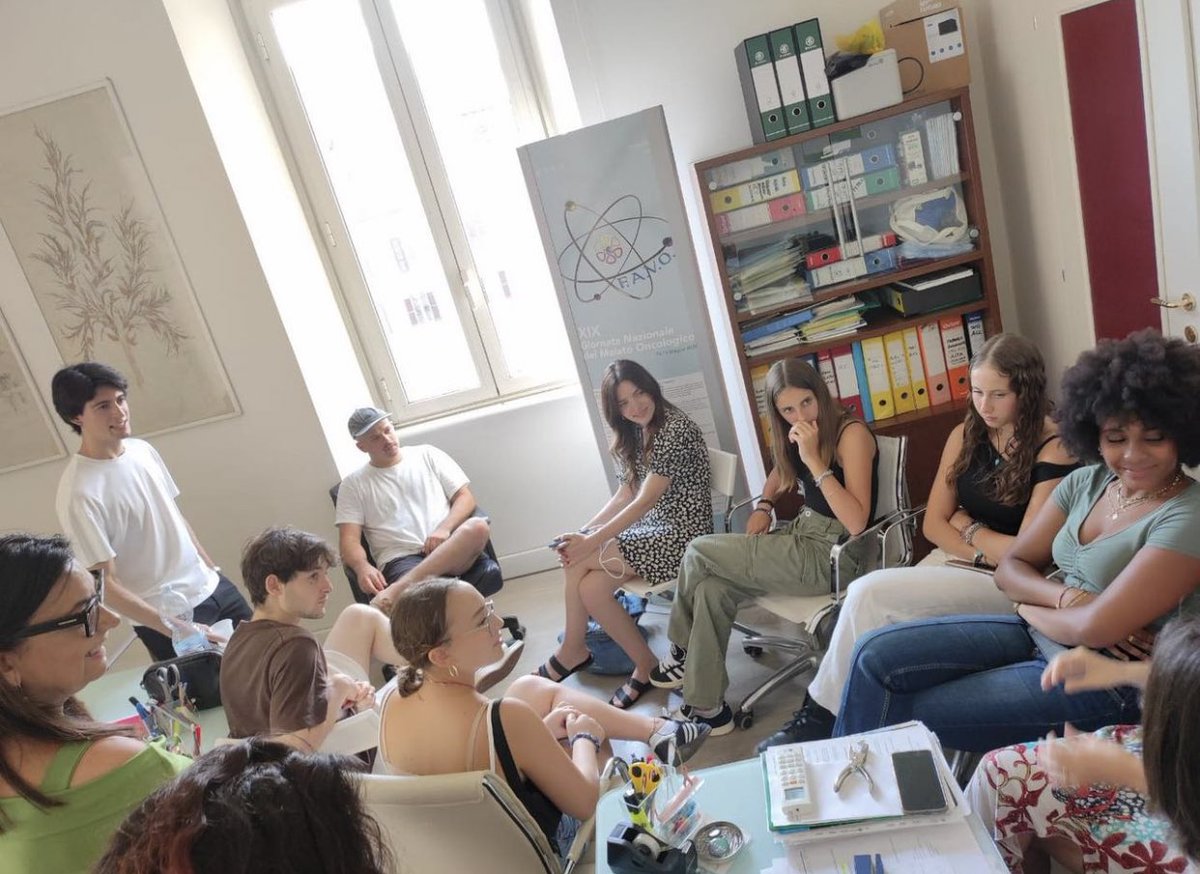 Cinguetterai's tweet photo. Le reunion belle ♥️

I protagonisti di #BraccialettiRossi si sono riuniti per incontrare 7 ragazzi che hanno vissuto o stanno vivendo l'esperienza della malattia oncologica, insieme per raccontarsi aneddoti, sensazioni, sogni e passioni.

Con la FAVO, per il progetto #PerMano. https://t.co/5hyeYM83Qx