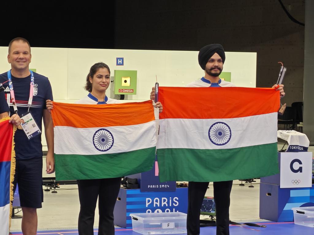 KumarGOLDEN6's tweet photo. Manu Bhaker and Sarabjot Singh with the Indian flag at the Paris Olympics. 🇮🇳 #SarabjotSingh https://t.co/LXoOcz7lnN