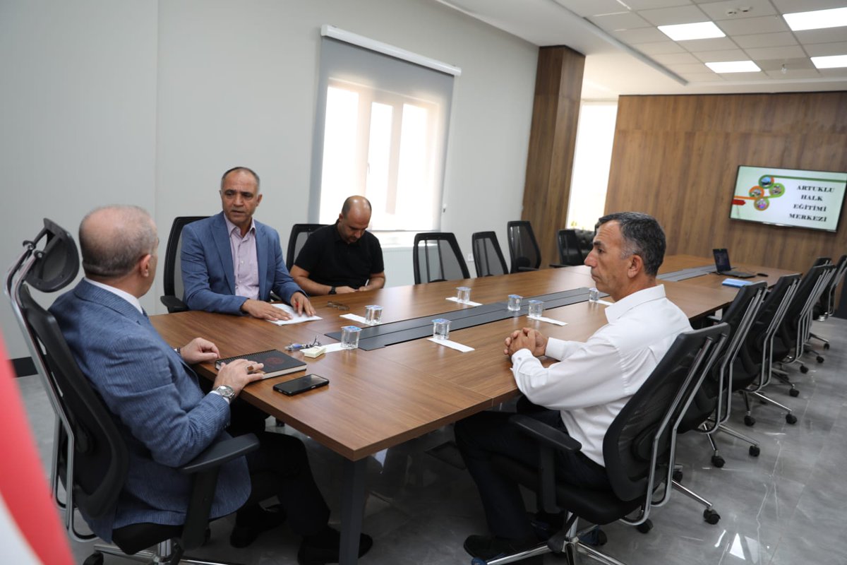 mardinilmem's tweet photo. Müdürümüz Sn. Murat Demir; Artuklu Halk Eğitimi Merkezince açık olan kurslar ile 2024-2025 eğitim öğretim yılında açılacak kurslar ve yapılan hazırlıklarla ilgili, İl Md. Yrd. Sabahattin Sümer ve Artuklu Halk Eğitimi Merkezi müdüründen bilgi aldı.
@Yusuf__Tekin 
@tuncay_akkoyun https://t.co/f5thfMR13i