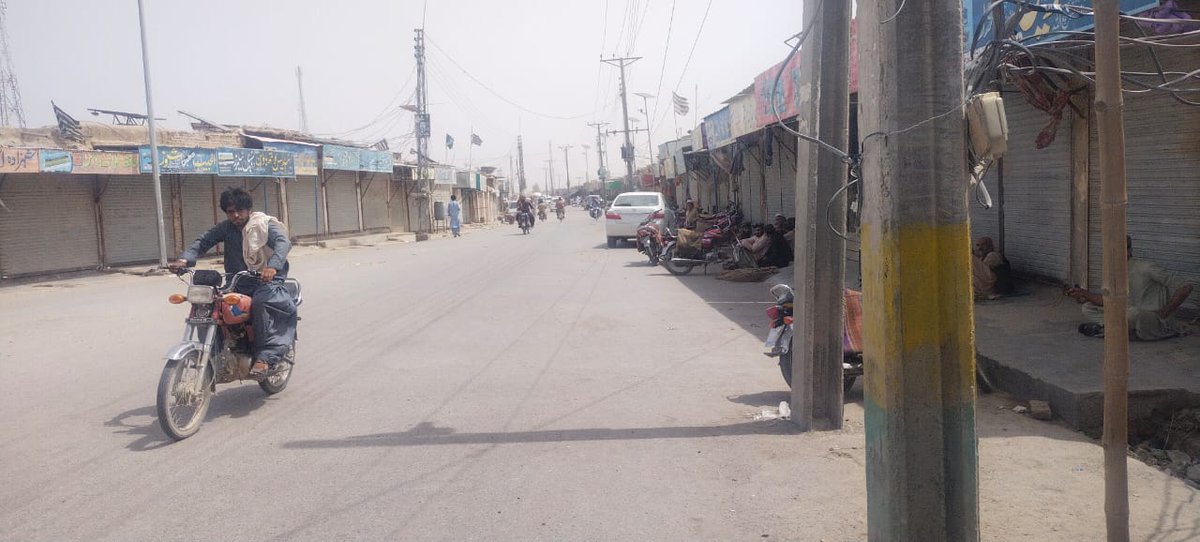 TheChagaiPost's tweet photo. Following BYC call, RCD Highway blocked at several points in Chagai. Shutter down in Dalbandin, Chagai, Nokundi, and Taftan on third consecutive day. A police official was injured due to stone pelting in Dalbandin.
#Balochistan #Protest #Chagai #Dalbandin #Nokundi #Taftan https://t.co/ujk9lA80iM