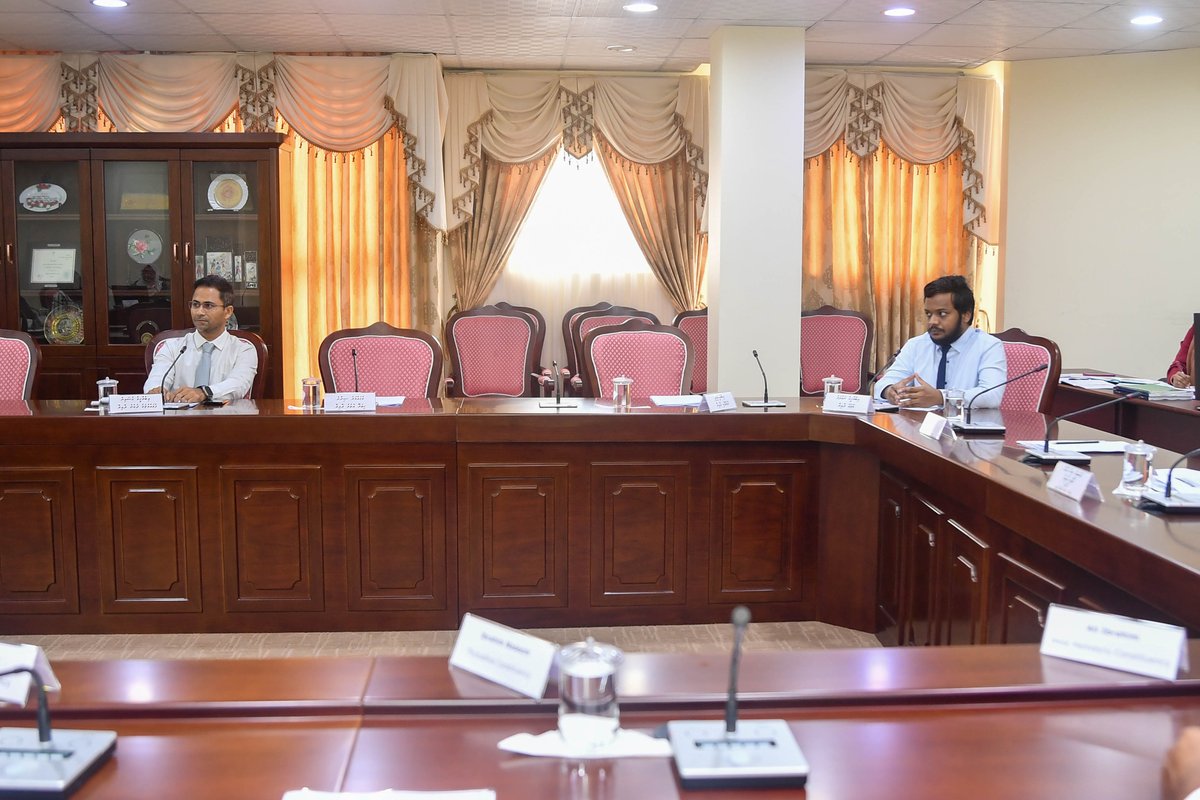 މޯލްޑިވްސް ބްރޯޑްކާސްޓިންގ ކޮމިޝަންގެ މަސައްކަތްތަކާ ގުޅޭގޮތުން އެ ކޮމިޝަންގެ ބޭފުޅުންނާ ރައްޔިތުންގެ މަޖިލީހުގެ މިނިވަން މުއައްސަސާތަކުގެ ކޮމިޓީއިން ބައްދަލުކުރުން