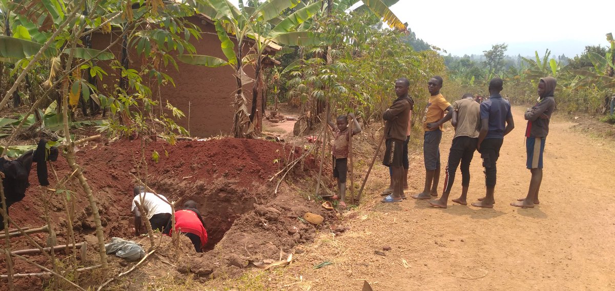 CommuneRutegama's tweet photo. Les élèves en vancances poursuivent les travaux d'été en traçant les courbes de niveau, les puis au bord  des routes retant les eaux et les coupes-feu dans la zone Mushikamo de l' @CommuneRutegama @MuramvyaProv  @MininterInfosBi https://t.co/RZAWVzgGwk