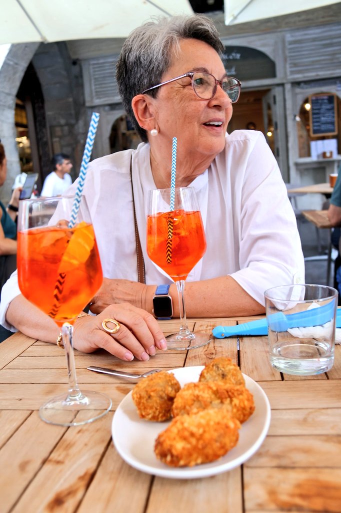 Irenemate's tweet photo. Hoy me salto el régimen #Apperol y croquetas con mi madre. #PaseosJacetanos https://t.co/5Ym16zUJ81