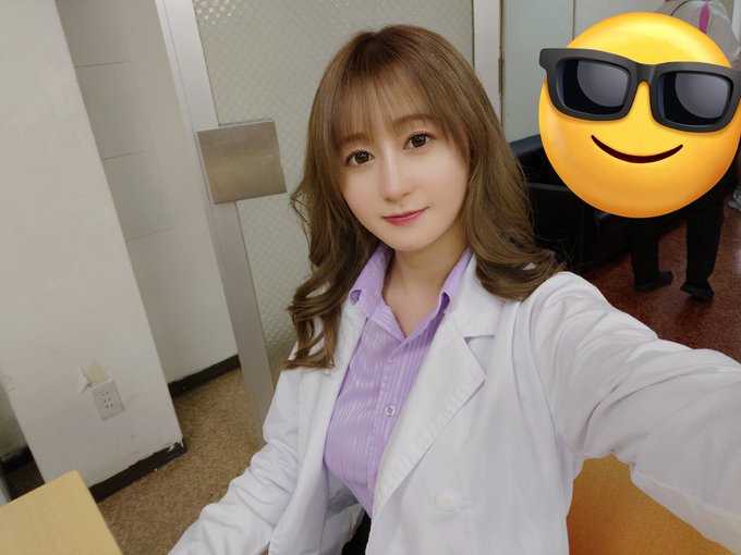 仕事してても自撮りすることが減ってきたので今日は撮りました📷 保健の先生です https://t.co/WuvjYlrT3M