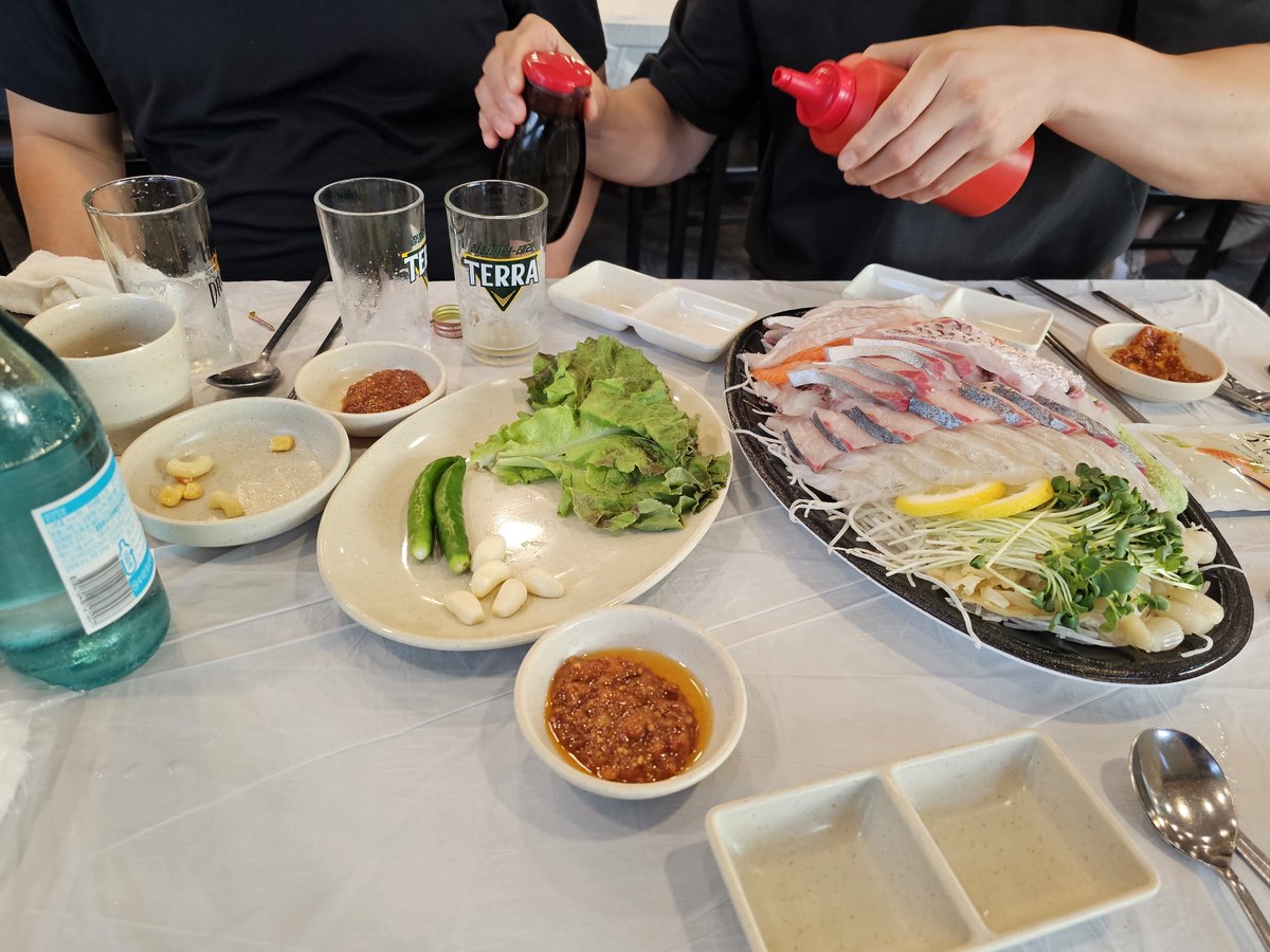 직원들이랑 같이 회 한접시!