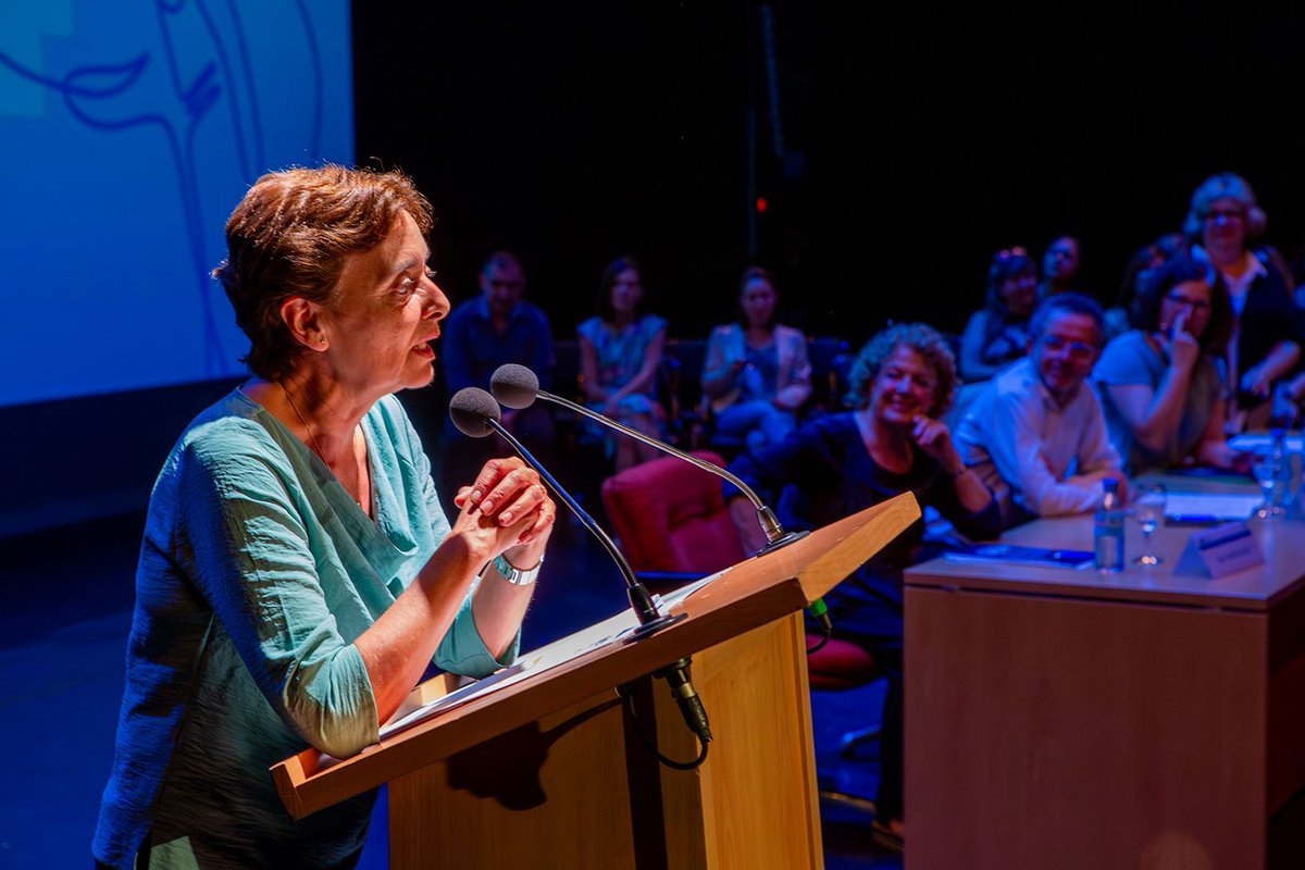 euit_terrassa's tweet photo. LA DRA. MIREIA TARRUELLA FINALITZA LA SEVA ETAPA DOCENT A L'EUIT
Després de gairebé 35 anys dedicats a la formació de noves infermeres i infermers a l'EUIT, dels quals 15 sent la directora (1994-2009), la Mireia Tarruella es jubila. 

Durant l'acte de graduació del grau en Infermeria va rebre l'homenatge i el reconeixement de companyes, alumnes… i durant aquests dies ha pogut anar acomiadant-se personalment de tothom. 

Hem parlat amb ella del seu pas per l'escola i de la nova etapa vital que començarà.

📰 Llegeix l'entrevista aquí 👉https://t.co/6IdNJkbuNF