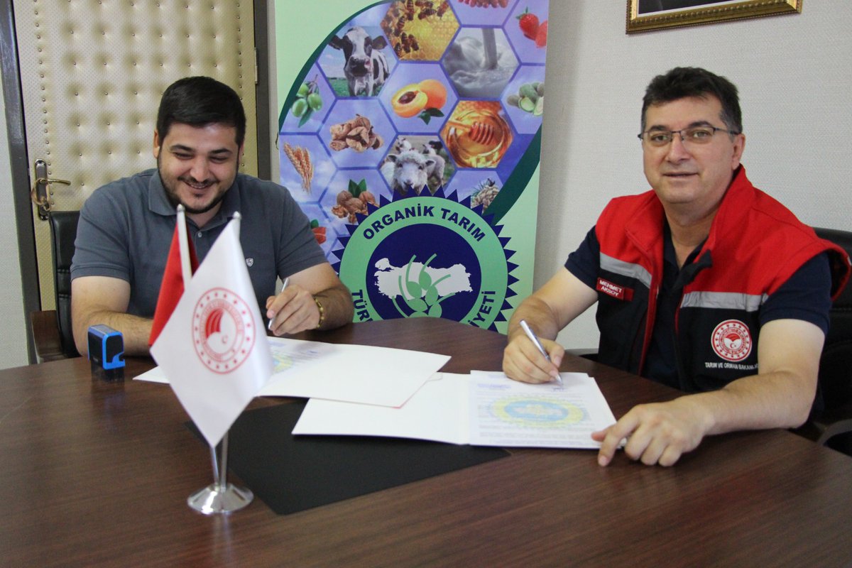 Sanliurfatarim's tweet photo. ŞANLIURFA’NIN ORGANİK KÖYÜ
İl Müdürümüz Mehmet AKSOY makamında Organik Tarım’ın Kontrolü ve Yaygınlaştırılması Projesi kapsamında protokol imzalandı.
@TCTarim @ibrahimyumakli @bekirgizligider @ahmtbgc @akadirpolat1 @Bugemtr @UrfaValiligi @hasansildak @mehmetaksoy1972 https://t.co/3I8ECRQXo0