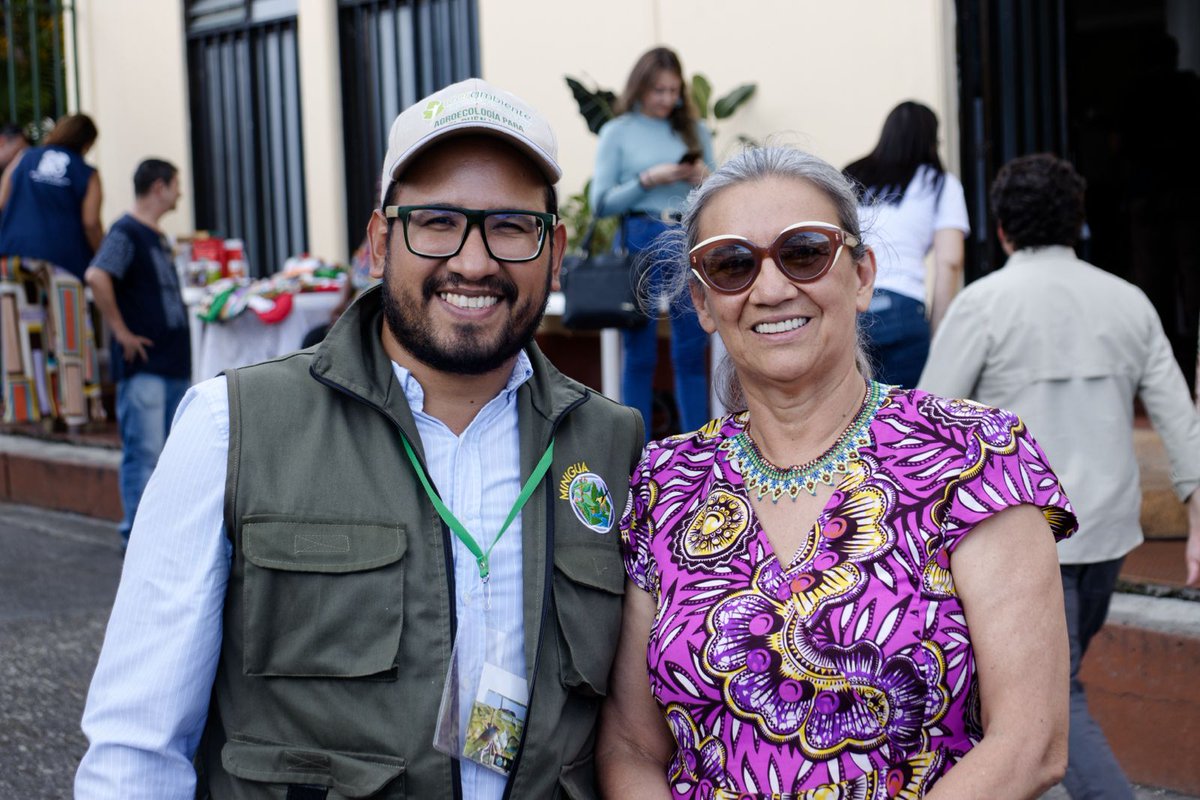 En #Sevilla Valle fue lindo encontrarse con tantos defensores del territorio. Admiro este ambientalismo crítico y propósito que hay en toda #Colombia y que no desfallece en la defensa de la vida
Que sigan avanzando las luchas por la #justiciaambiental
<a href="/AlianzaSta/">CesarSinFracking</a>
<a href="/NoFrackingEnCol/">Alianza Colombia Libre De Fracking #SinYNC</a>