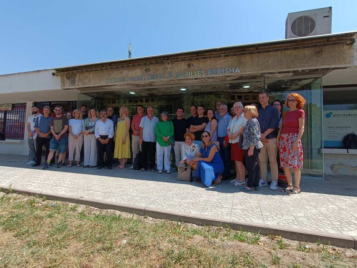 Učesnici XVI Foruma za tranzicionu pravdu iz Srbije obišli spomen sobu porodica  Berisha, bivši kafić "Kalabrija" u Suvoj Reci, u kojoj su policajci ubili 42 civila, među kojima i 3.godišnju Doruntinu. Posle 25 godina, prvi korak prema normalizaciji odnosa.