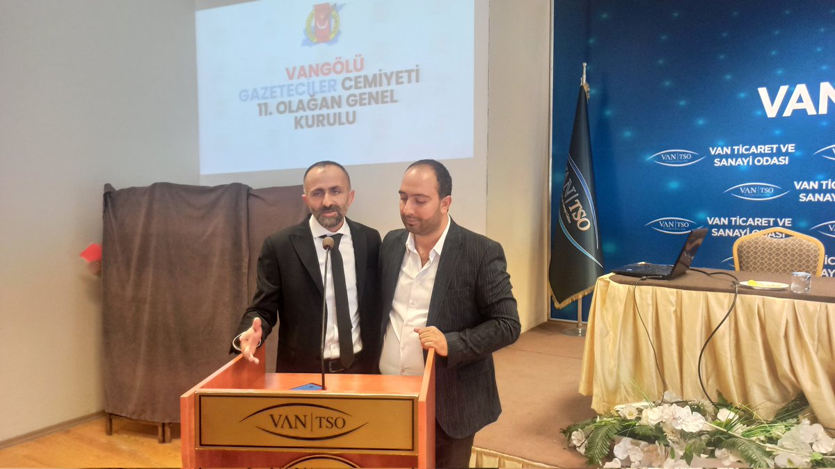 VGC seçimi yapıldı. 58 oy Orhan Aşan, 35 oy da Uğur Tunçdemir aldı, 2'de geçersiz oy. Kaybedeni olmayan, neşe içinde çok güzel bir seçim yapıldı. Bu fotoğraf çok önemliydi. Van'a örnek olsun. Van'da maalesef bu kültür yok. Birbirini seven tebrik eden rakipler hiç görmedik.. 🧿🌹