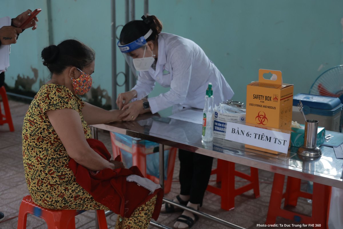 fhi360's tweet photo. High #TB burden countries are working to reverse the devastating effects of #COVID19 to #EndTB.
 
Read how the Double X strategy, implemented by FHI 360 in #Vietnam, uses chest radiography &amp; rapid testing to improve early detection of TB: https://t.co/aONnbAUwWD https://t.co/ADoXYPuraS