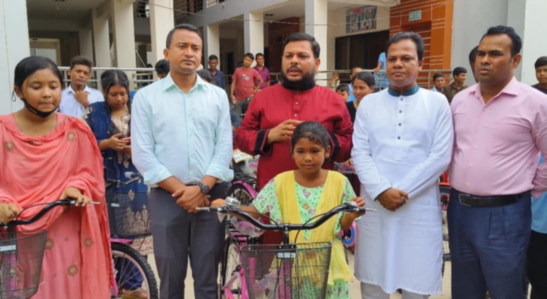 কালিয়াকৈরে ক্ষুদ্র নৃ -গোষ্টী পরিবারে বসত ঘর ও অর্থ বিতরন