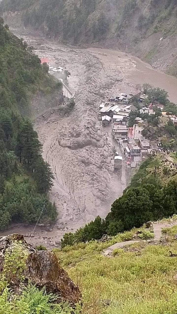 Flood has completely damaged #MahandriBridge in #KaghanValley cutting off the shorter route between #Islamabad and #GilgitBaltistsan via #BabusarPass. Travelers have been advised to take #KKH via Kohistan until proper crossing arrangements are made.

#KKHUpdates #MonsoonAwareness