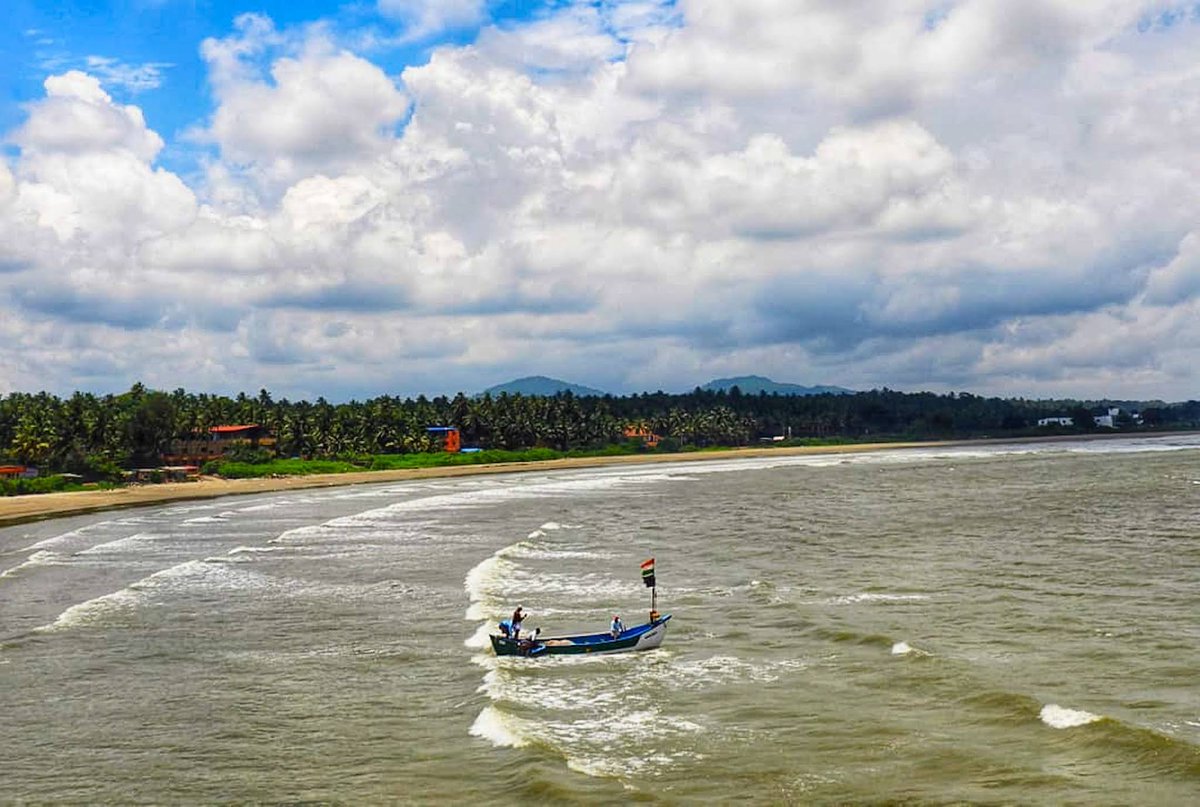 OmkarsClicks's tweet photo. Let's see some boats today ...  

आषाढाचे दिस गेले, श्रावणाचा मास सरे, भादवा आला
माझा राऊ मनामंदी बोलुनी गेला
धांव घेई बघ माझे मन, नाही त्याला ठाव रे
नाविका रे, वारा वाहे रे... 
अशोक परांजपे| अशोक पत्की| सुमन कल्याणपूर

#theme_pic_India_boats
#mobilephotography https://t.co/zlUdyPC99V
