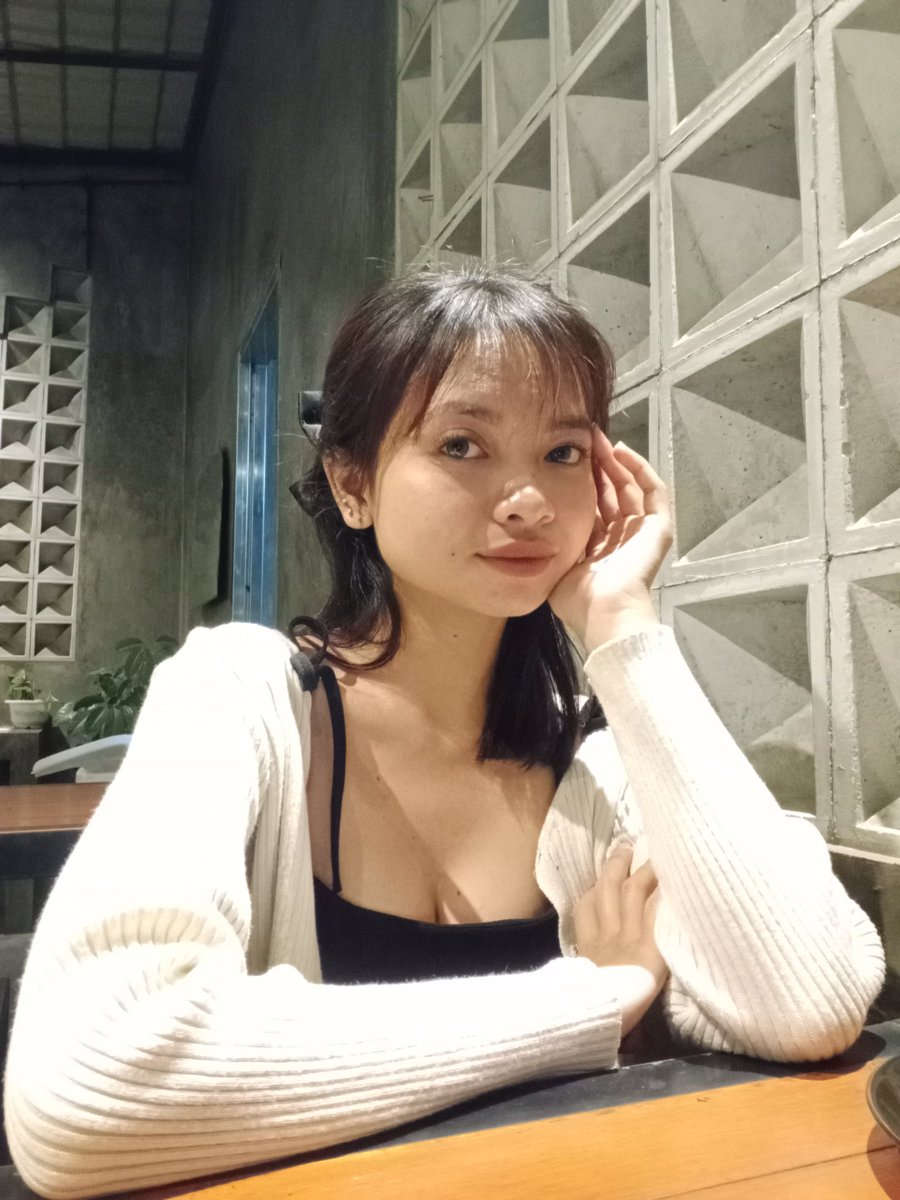 eeriichan's tweet photo. lungguh, pesen teh jahe, buka laptop, macak sibuk https://t.co/LwkPhABoc7