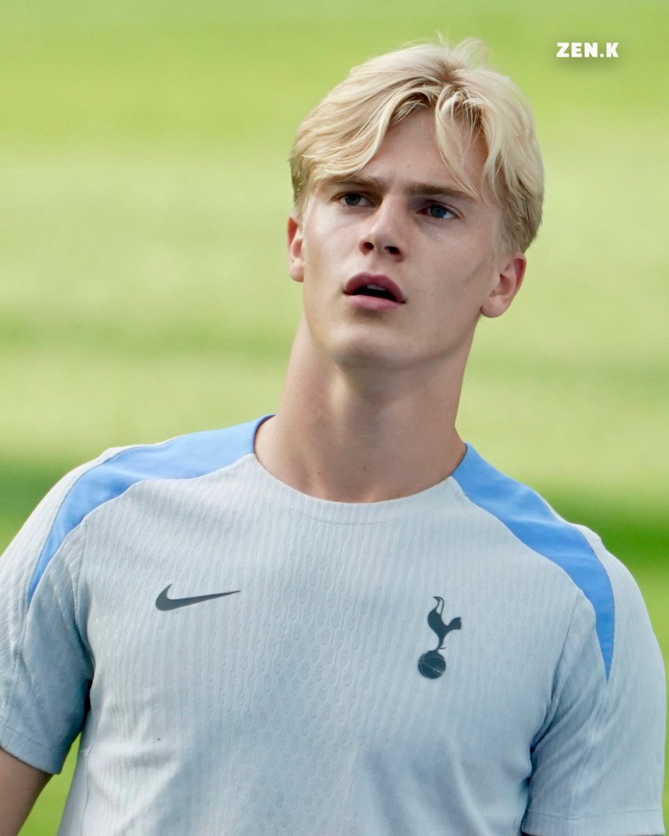 zeinasonny's tweet photo. 20240730 오픈트레이닝
솔직히 안찍을 수 없었음😆

#THFC #COYS #토트넘 #SpursInSeoul https://t.co/7rMWsIYehD