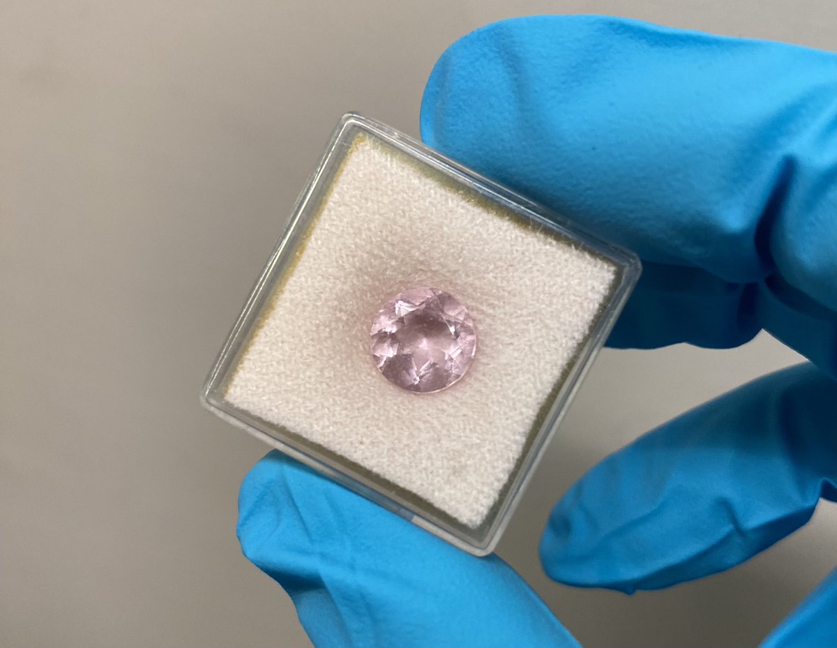 Are you ready for another Guess the Gem? What mineral do you think this gem is? Hint: it gives its names to a form of luminescence. #GuessTheGem #GeoscienceTwitter