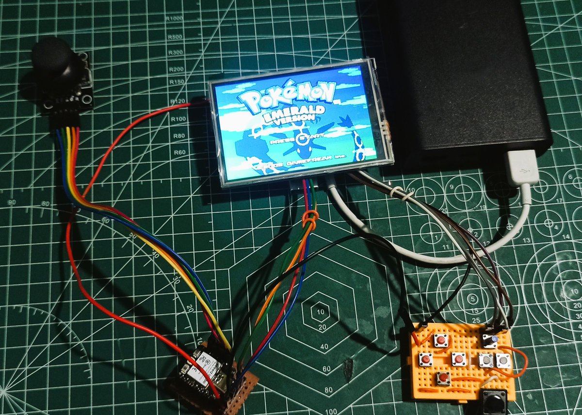 HacedoresCom's tweet photo. ¡Construye una consola RetroPie portátil con cartón! Kiteretsu te muestra cómo usar una Raspberry Pi Zero 2 W, una pantalla TFT, botones y una placa ESP32-C3 en una carcasa de cartón.
¡Económico y funcional! 📦🕹️
#RetroPie #DIYGaming #RetroGaming
https://t.co/sZzcQpciV7 https://t.co/ZIHdxsblbW