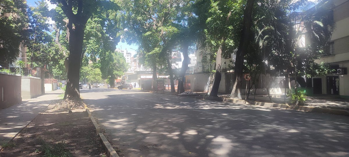 JonathanV_1212's tweet photo. #AEstaHora || Varios negocios cerrados, compras nerviosas en los pocos que están abiertos, gente caminando porque no hay transporte público y un ambiente tenso es lo que se percibe en la parroquia #ElParaíso, #Caracas... https://t.co/jtWeC9Z9Oa