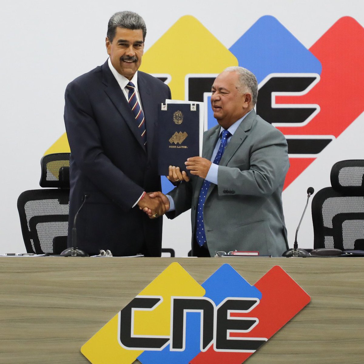 🚨🇻🇪🇺🇸 PROOF: VENEZUELAN ELECTIONS are MORE SECURE than elections in the United States!

ID verification required before voting?
🇺🇸 Not always
🇻🇪 Yes

Thumbprint verification before voting?
🇺🇸 No
🇻🇪 Yes

Voting machines connected to internet (hackable)?
🇺🇸 Yes
🇻🇪 No 

Paper
