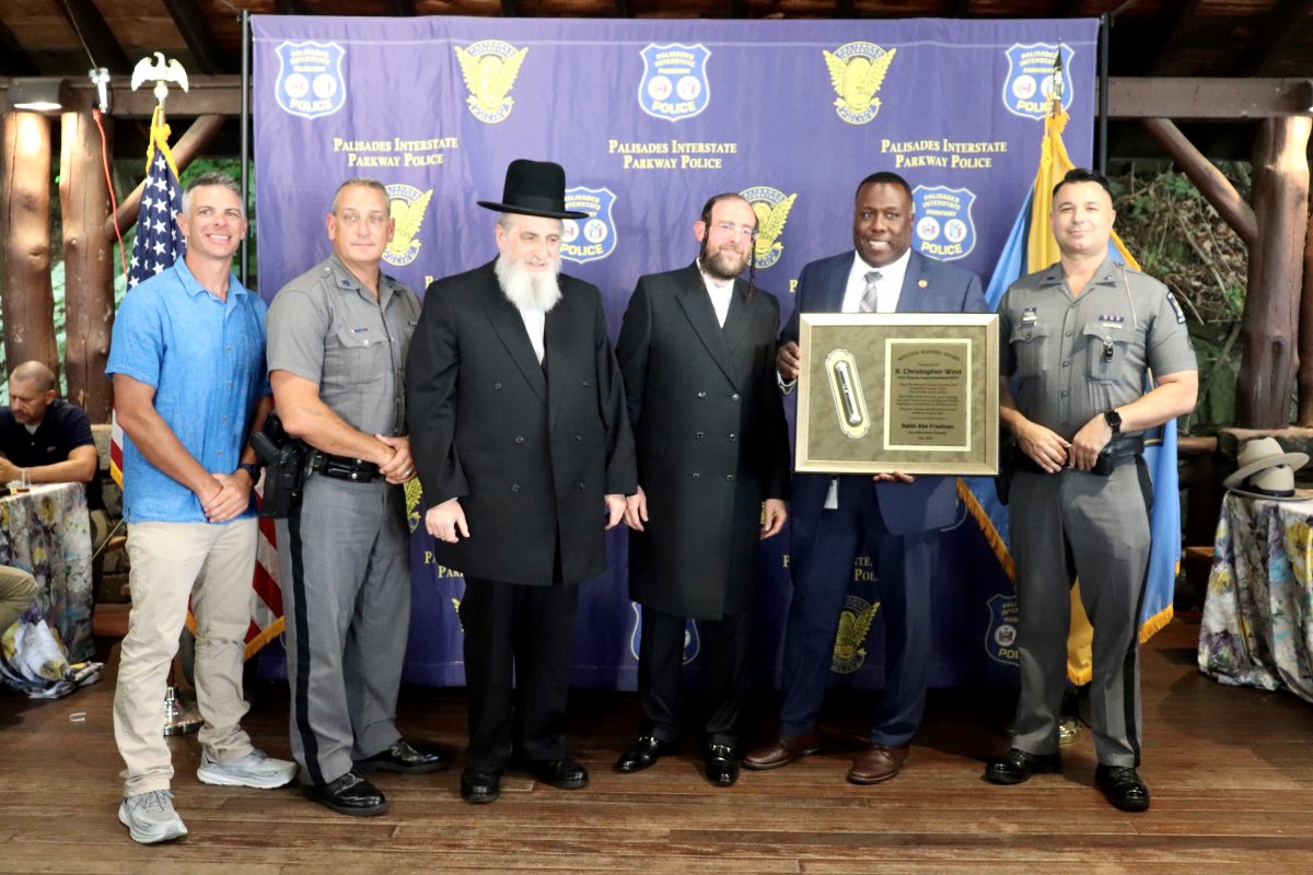 ThePBA's tweet image. The NYSTPBA delegates came together to honor New York State Police First Deputy Superintendent, Christopher West, and NYSTPBA Chaplain, Rabbi Abe Friedman, for their continued dedication to the State Police and its members. Congratulations on this well-deserved recognition!