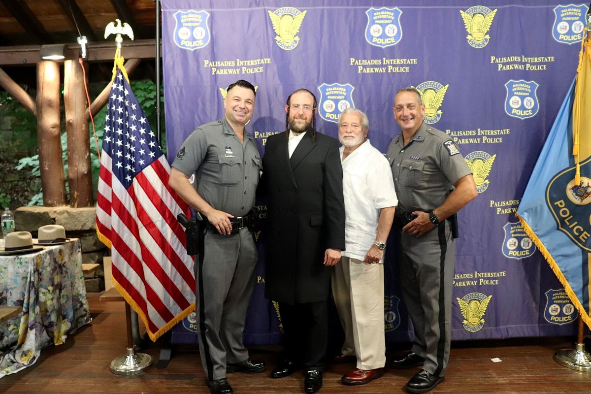 ThePBA's tweet image. The NYSTPBA delegates came together to honor New York State Police First Deputy Superintendent, Christopher West, and NYSTPBA Chaplain, Rabbi Abe Friedman, for their continued dedication to the State Police and its members. Congratulations on this well-deserved recognition!