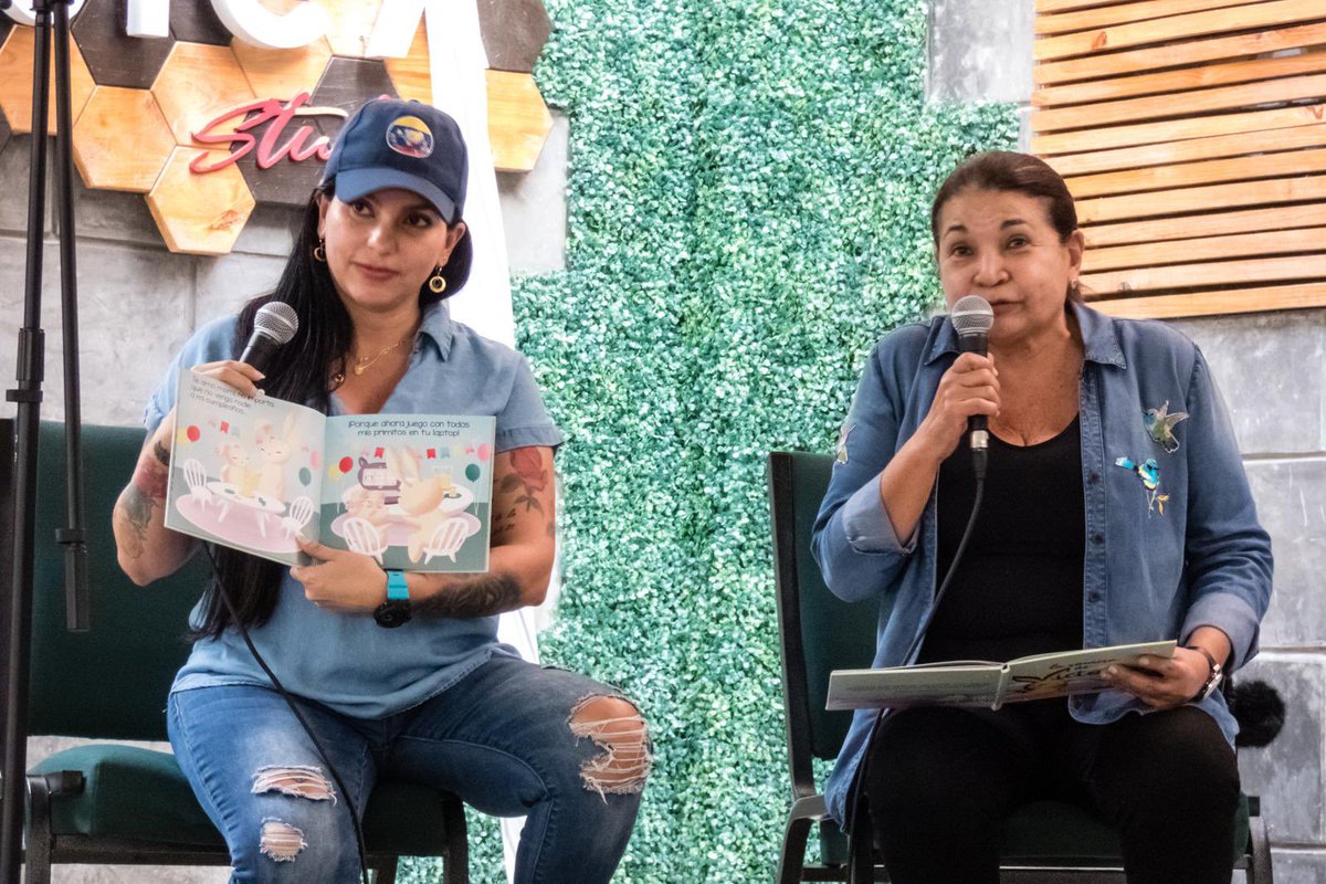 MelanioBar's tweet photo. Ella es la Dra. Nena, Leydenth Casanova, veterinaria y de @fundacolibrive con quienes hemos ayudado a niños en necesidad. 

Aquí la ven en una de las actividades que hicimos para niños del JM de los Rios. 

Hoy es una presa del régimen de Maduro. Por favor RT https://t.co/ugVaC7HOHA