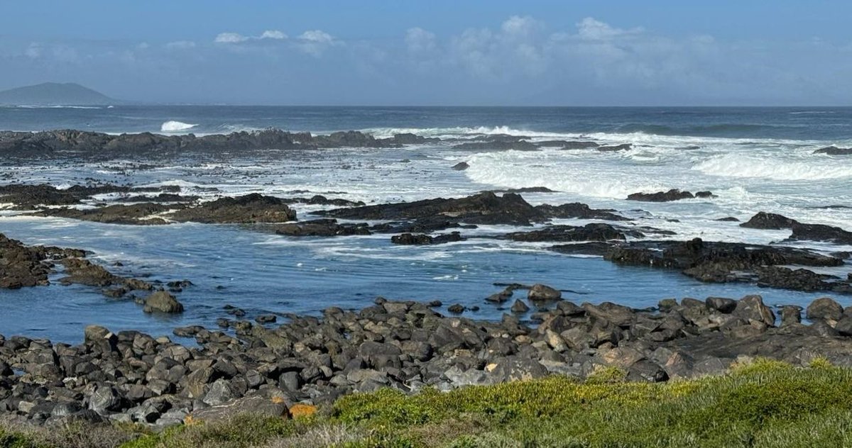 SpringfonteinE's tweet image. End your day with the serene beauty of Pebble Bay at Springfontein Estate. Discover the ancient sea traps and their history in our blog: l8r.it/KXeh 
🌅 #SpringfonteinEstate #PebbleBay #AncientHistory