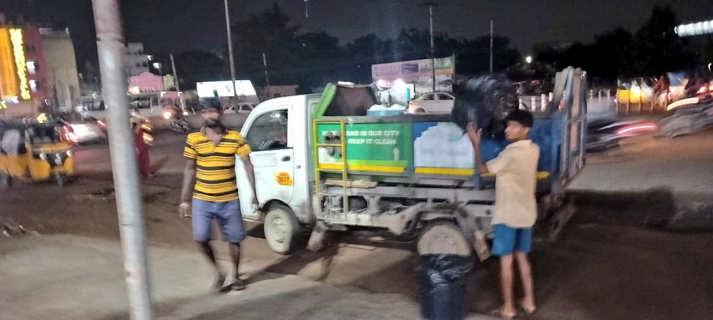 swachhhydd's tweet photo. Commendable initiative by @ZC_Charminar @DCRajendraNaga1 Door to Door garbage  collection in night time, at aram Ghar x rd junction commercial establishments. Hope the activity will be implemented in whole city #Hyderabad #GarbageCollectionService @CommissionrGHMC @vinay_vangala https://t.co/hzDbfSqfna