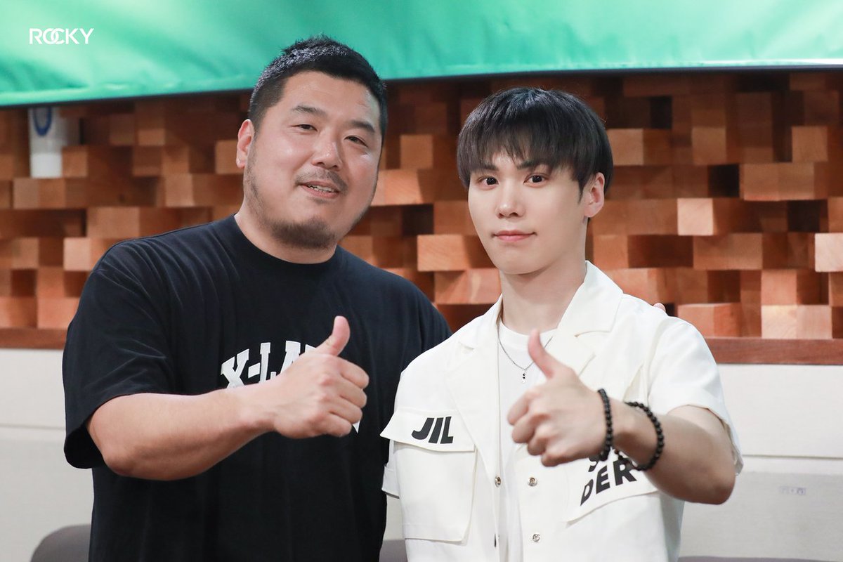 ASTRO_Spain2's tweet photo. [📸] 30.07.2024

Detrás de cámaras de #ROCKY del video de YouTube de NUPLAY Official en B.Stage (Rocky Official) (3/3):

📎https://t.co/CLi7f54GhP

Video: https://t.co/0NfHmwv8TA

#Brown_Eyed_Soul #영준 #에코브릿지 #라키 #BLANK @p_rockyent #NUPLAY 

No olvides reaccionar a la publicación de la app/web, al video de YT y al tweet citado💜