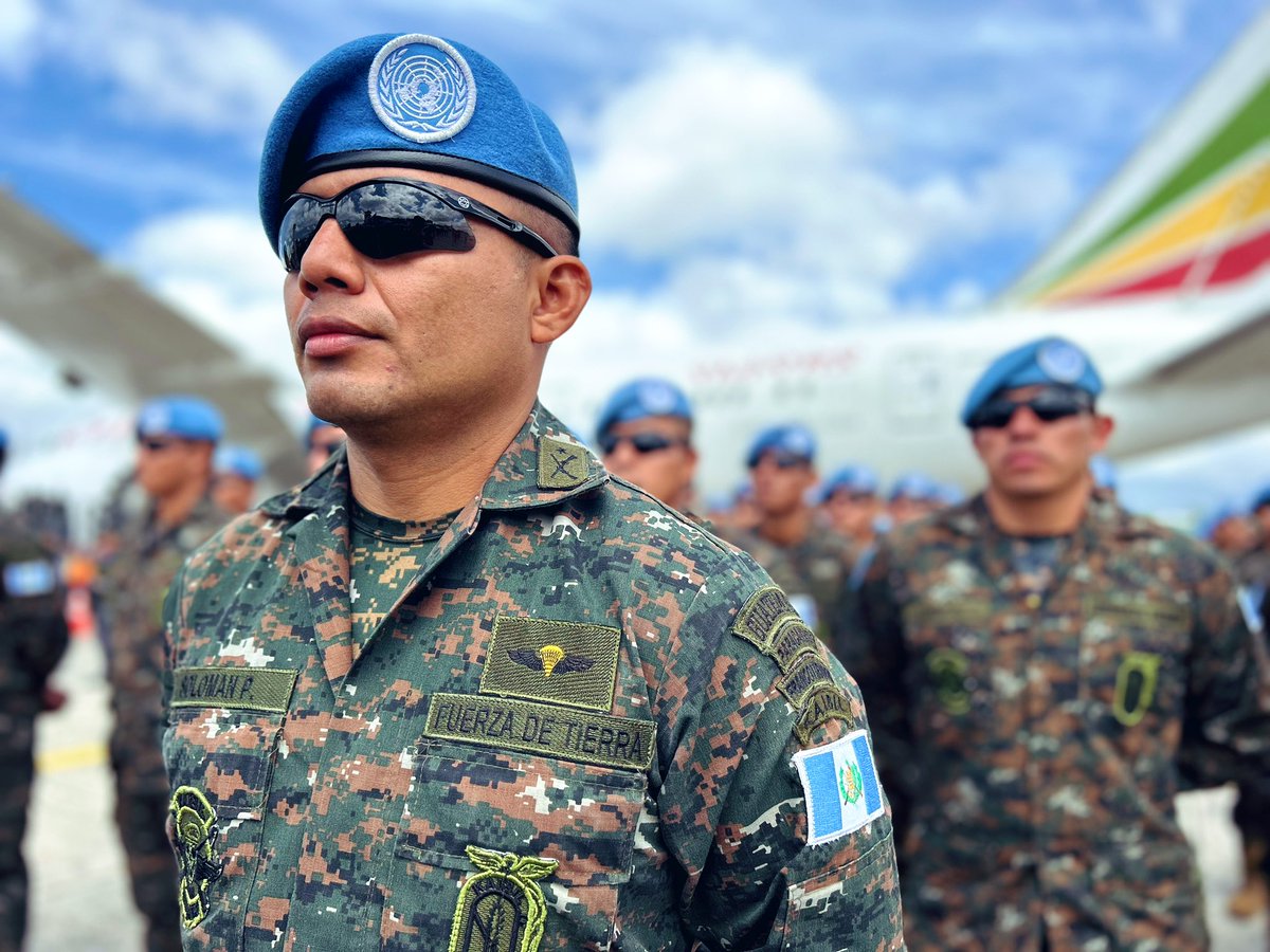 Ejercito_GT's tweet photo. En la rampa militar de la Fuerza Aérea Guatemalteca, se lleva a cabo el acto de despedida el XXIV Contingente de Fuerzas Especiales del #EjércitoGT, que será desplegado a la República Democrática del Congo, para cumplir la misión de estabilización de la paz en ese país; acto presidido por el señor General de División Henry David Saenz Ramos, Ministro de la Defensa Nacional. 🫡🇬🇹
#GuatemalaSaleAdelante