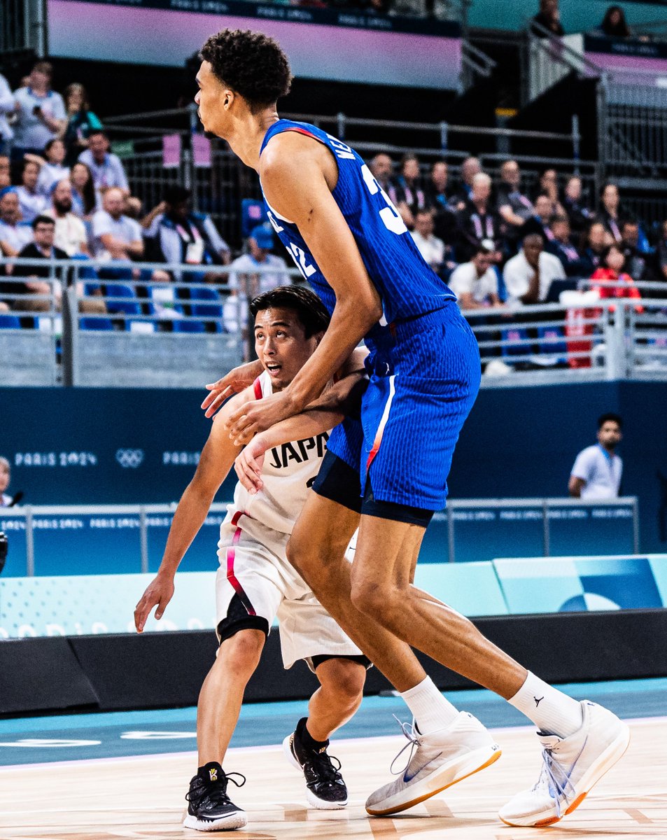 No edits, just 55 centimetres of height difference between these two 😳

#Paris2024 x #Basketball
