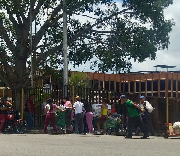 Continúan los saqueos en las instalaciones de Pdval, Guacara (12:00 m). #Valencia #Carabobo #EleccionesEnVenezuela 🇻🇪