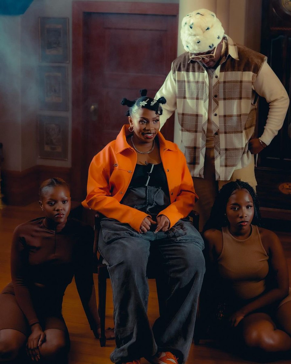 Palemohale1's tweet photo. Soa Mattrix just dropped #Iskhathi music video on YouTube, you should definitely give it a try🔥 https://t.co/F1qIDQ69XT https://t.co/UioRDA5HpC