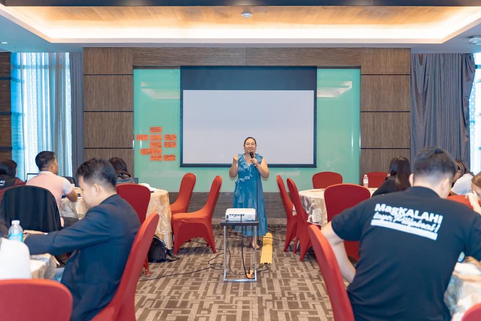 angeli_alba's tweet image. On the second day, the participants and I focused on ethics in development communications, drafting guidelines that could hopefully be a legacy that KALAHI-CIDSS will leave with DSWD. 

My thanks to Len Bunagan-Francisco for inviting me to this event! #developmentcomms #devcomm