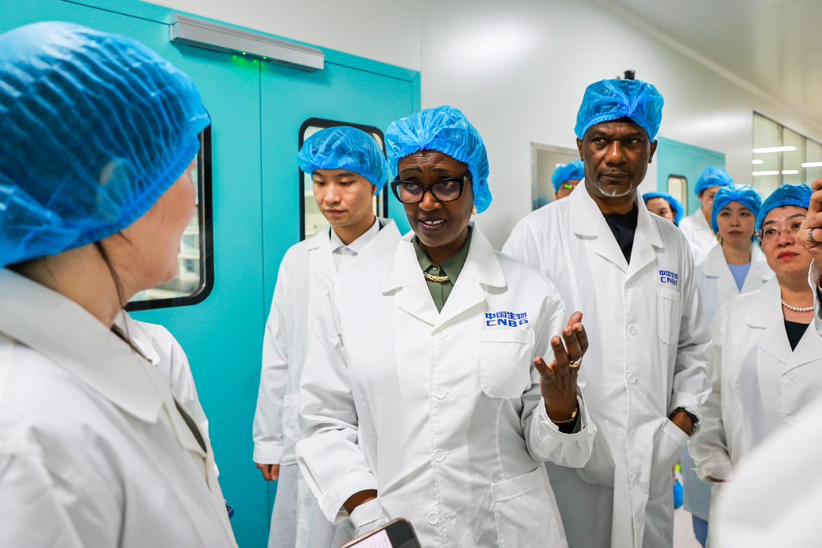 Winnie_Byanyima's tweet photo. Thank you @ChinaSinopharm  for recognising the work I did as part of the Peoples Vaccine Alliance (now @peoplesmeds) with over 100 civil society allies and the UN, on vaccine access & equity. 
The work continues - we must battle to build South-South cooperation and find ways to overcome being blocked or left behind.