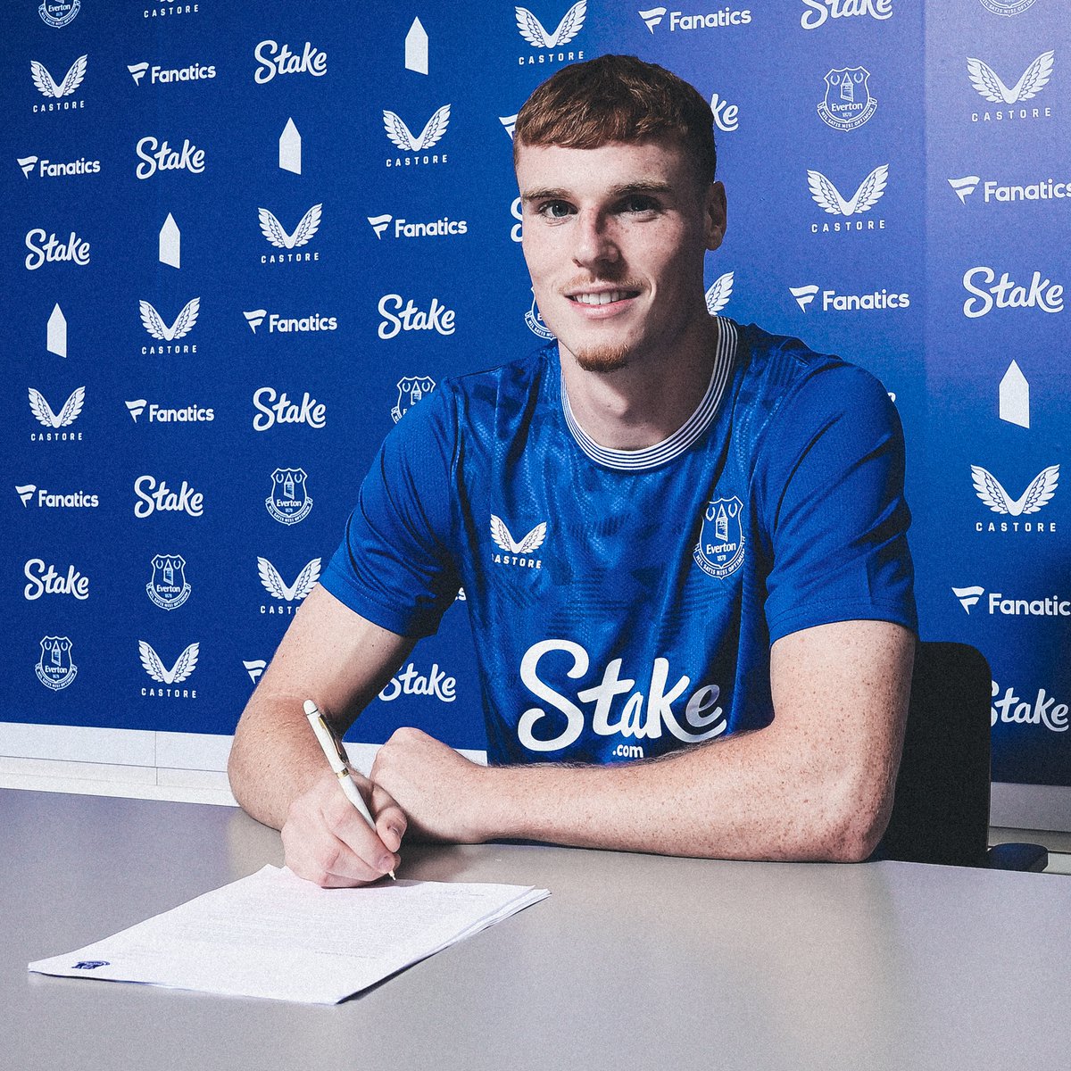 Everton's tweet photo. We have completed the signing of Republic of Ireland centre-back Jake O’Brien from Olympique Lyonnais for an undisclosed fee.

Welcome to Everton, Jake! 💙