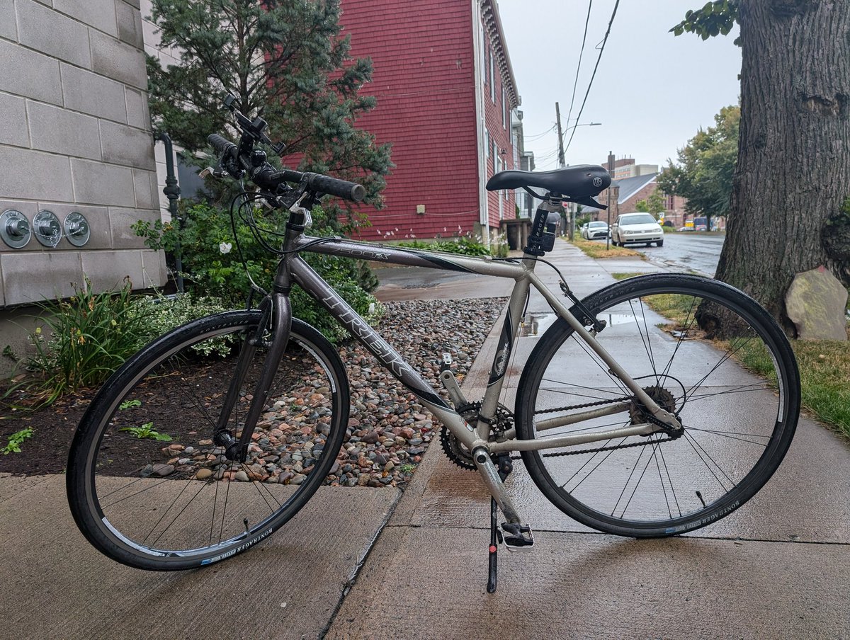 My wife's bike just got stolen. Somewhere around Cunard St. It looks just like mine but with a basket on the back. Let me know if you spot it!! Losing a bike is absolutely devastating 😞