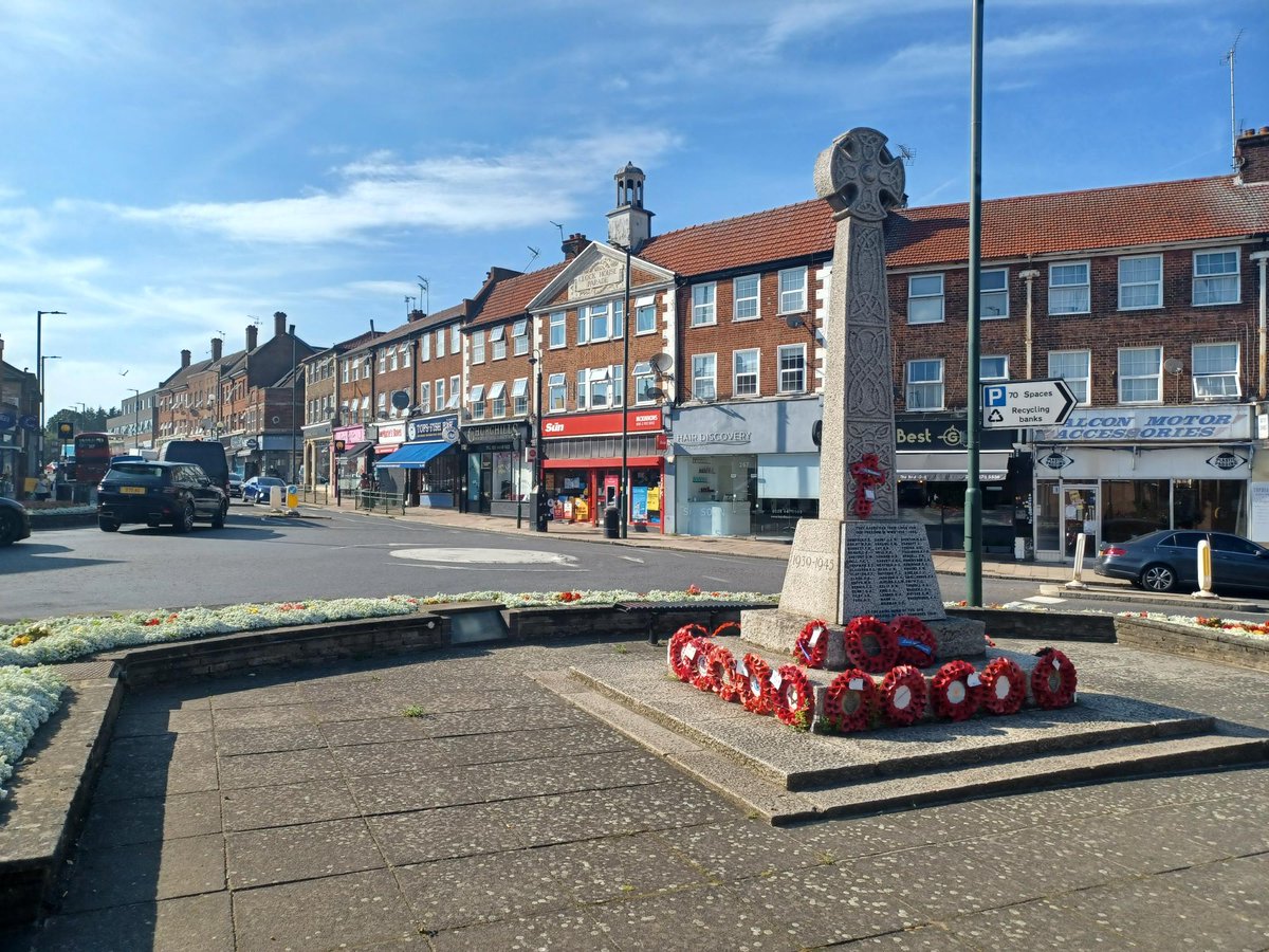 Your <a href="/MPSEastBarnet/">East Barnet Police</a> officers have been out and about  enjoying the glorious sunshine in Oak Hill Park and the Village this afternoon! 👮✅

#MyLocalMet