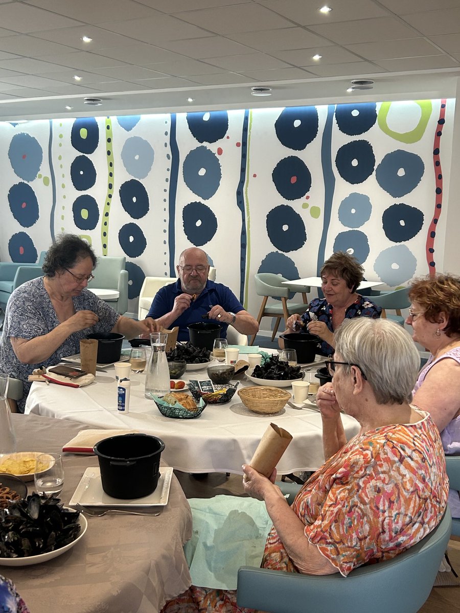 Célébrer les JO autour d’un bon repas c’est ambiance assurée ! Moules frites gaufre de chez Léon pour le plaisir des papilles des résidents et de l’équipe à @senMantes ⁦<a href="/senioriales/">Senioriales</a>⁩