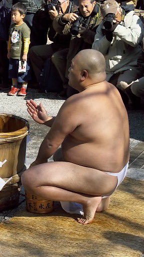 gatidebusumo's tweet photo. こんな大きいお腹で人の前に出て💕 https://t.co/6kPPbw2oND